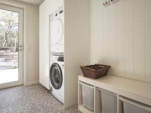 维斯特索马肯Holiday home Nexø XLI的白色洗衣房配有洗衣机和烘干机