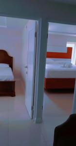 波特莫尔Impeccable 2-BR Apartment-Ornella Villa at Bayfront Villa的一间卧室配有两张床,一扇门通往房间