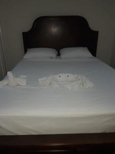 波特莫尔Impeccable 2-BR Apartment-Ornella Villa at Bayfront Villa的一张带白色床单和毛巾的床