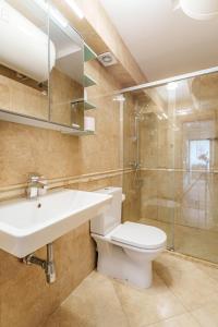 巴尔奇克Apartment Poemia, complex Carpe Diem, private pool and free parking的浴室配有卫生间、盥洗盆和淋浴。
