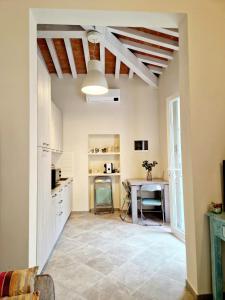 利沃诺Serra di mare casa con giardino的厨房以及带桌子的用餐室。