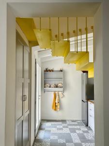卡布拉斯Palazzo Ma.Ri.Lu.的厨房设有黄色天花板和黄色吊灯。