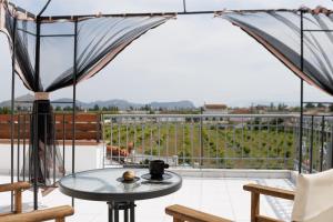 阿尔戈斯Villa Ero的美景阳台配有桌椅