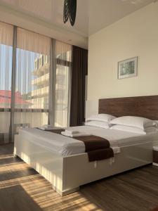 科布列季HOTEL SABA的一间卧室设有一张大床和一个大窗户