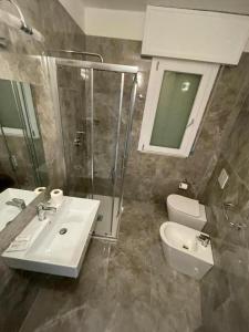 米兰马瑞提那HOTEL LUX B&B MIMA的一间带水槽、淋浴和卫生间的浴室