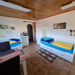 韦塞尔Ferienwohnung W.Esel的一间卧室配有两张蓝色和黄色床单