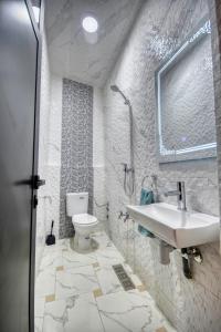 依索安imsouane bleu bay house的一间带水槽和卫生间的浴室