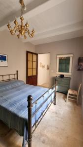 姆迪纳Palazzo del Prelato的一间卧室配有一张大床和一个吊灯。