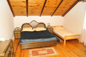 波拉齐克Ośrodek Wypoczynkowy CRYSTAL的一间卧室设有两张床和木制天花板