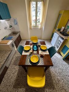 斯蒂亚La vecchia cartiera的厨房里配有带黄色椅子的餐桌