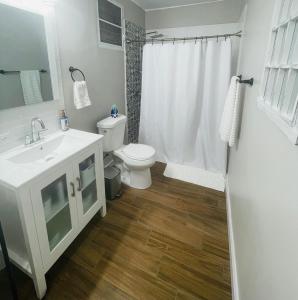 乌马考Home for your stay的浴室配有白色水槽和卫生间。