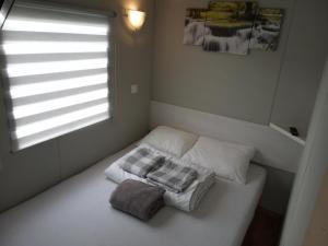 斯莫尔德兹诺Chillout的客房设有带2个枕头的床和窗户。