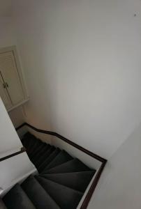 奥克尼Cozy Loft In The Heart Of Kirkwall的白色墙壁的房间里空的楼梯