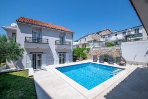 维斯Villa Mediterana的一座带游泳池和房子的别墅