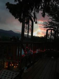 科罗拉多斯普林斯Mystic Portal 420 Guesthouse的享有日落美景的木甲板