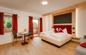 因斯布鲁克Edenhauserhof的一间卧室配有一张床和一张桌子