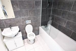 伯明翰1 bedroom city centre apartment的一间带卫生间和水槽的浴室