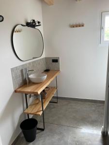 库迪列罗Apartamentos Aronces的一间带水槽和镜子的浴室