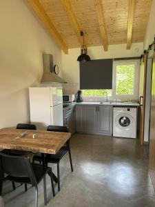库迪列罗Apartamentos Aronces的厨房配有桌子、水槽和炉灶。