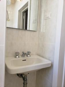 圣安吉罗山Dimora Maggi al Corso的浴室设有白色水槽和镜子