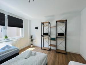 雷姆沙伊德Sali - R3 - Apartmenthaus, WLAN, TV的一间设有两张床和两面镜子的客房