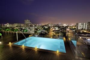 圣胡安西加拉豪华套房酒店 - 圣胡安的一座建筑物屋顶上的游泳池
