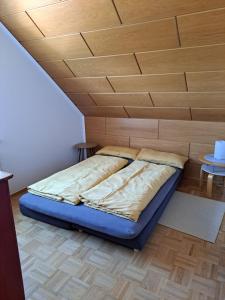 诺特海姆Ferien am Wieter in Northeim!的木天花板的客房内的一张床位
