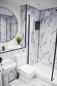 利物浦City Center Apartments FREE PARKING的带淋浴、卫生间和盥洗盆的白色浴室