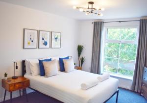 利物浦City Center Apartments FREE PARKING的卧室设有一张白色大床和一扇窗户。