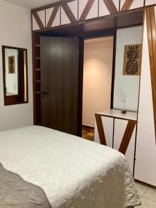 萨尔瓦多Suíte em Luna & Line的一间卧室配有一张床和一扇木门