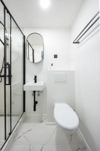 塔林Tallinn Oasis Studios by RevalHome的白色的浴室设有卫生间和水槽。