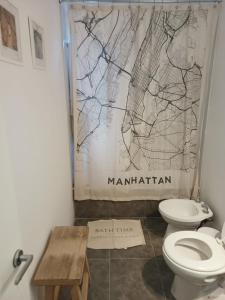 罗萨里奥Moderno Depto Pleno Centro的浴室设有卫生间,提供Manhattan地图
