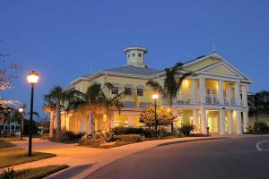 基西米Bahama Bay Resort & Spa - Deluxe Condo Apartments的一座大型白色房子,拥有棕榈树和街灯