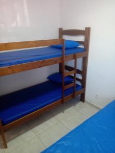 伯迪亚哥Ed.fragatas residence的配有蓝色床单的客房内的两张双层床
