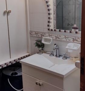 乌拉圭河畔康塞普西翁MAGUI CONCEPCION DEL URUGUAY的白色的浴室设有水槽和镜子