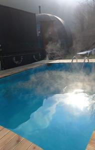 萨潘贾İstanbuldere Glamping的热水浴池中蒸汽从里面出来