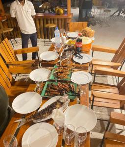 迪弗西Dhiffushi Island Villa的一张木桌,上面放着食物盘