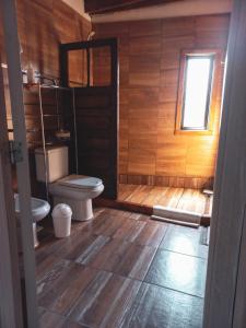 特来凡林Hostel Luan Posada de Montaña的一间带卫生间和窗户的浴室