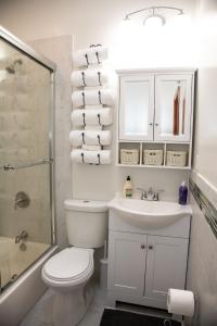 纽约The Harlem Getaway的浴室配有卫生间、盥洗盆和淋浴。