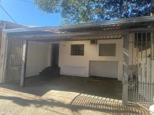 坎皮纳斯Casa 2 dorm, otima localizacao, Wi-Fi, Gar, pet的车库,设有大门和大楼