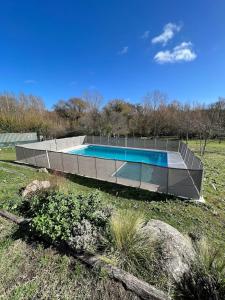 坦迪尔Casa de Campo con Bosque y Pileta的田野中间的游泳池