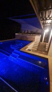 乌维塔Casa Proa的夜晚的游泳池,灯光蓝色
