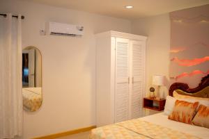 Escappé Suites的一间卧室配有一张床和镜子