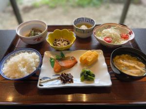 盐尻市中村屋酒店的餐桌上放着食物和碗