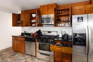 华盛顿Upscale 2BR Apartment with Patio的厨房配有不锈钢用具和木柜