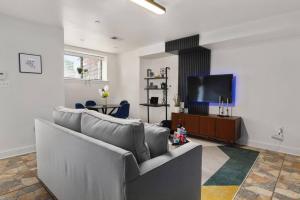 华盛顿Upscale 2BR Apartment with Patio的带沙发和平面电视的客厅