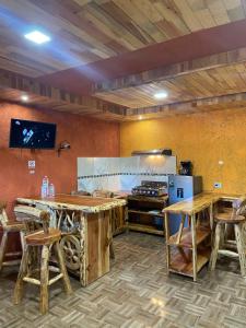 克雷尔Cabañas Rochivo Ranch的一间厨房,内设木桌和椅子