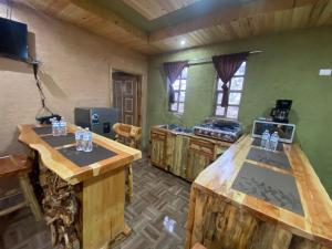 克雷尔Cabañas Rochivo Ranch的一个带木制台面的厨房