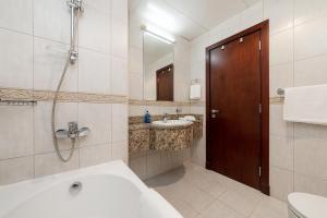 迪拜Luxury Princess Tower 1 Br Brand New Furnished apartment的带浴缸、水槽和淋浴的浴室