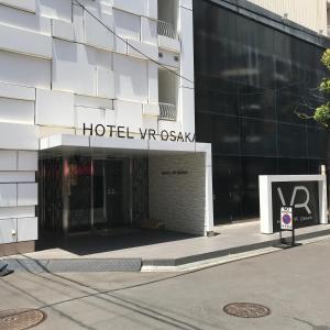 大阪hotel VR osaka的前面有酒店维萨克斯标志的建筑